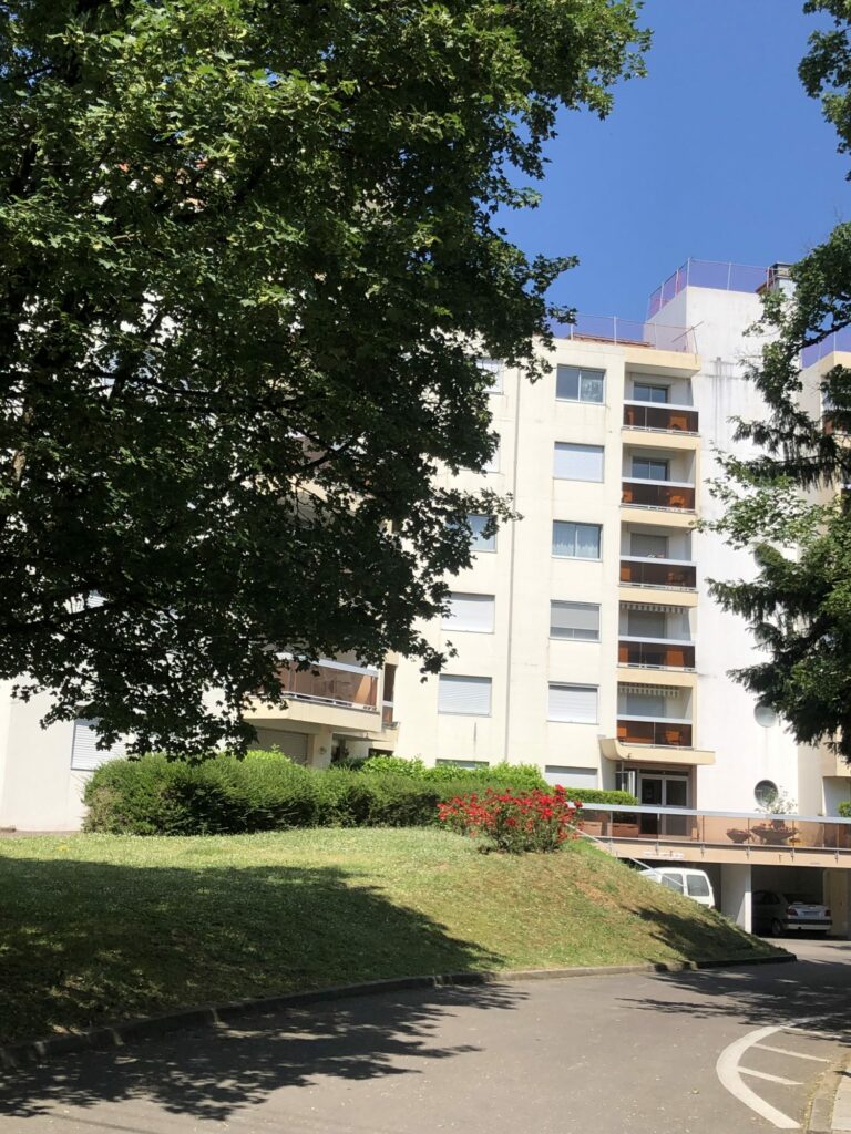 Grand T2 avec balcon, STANDING, proche CV.